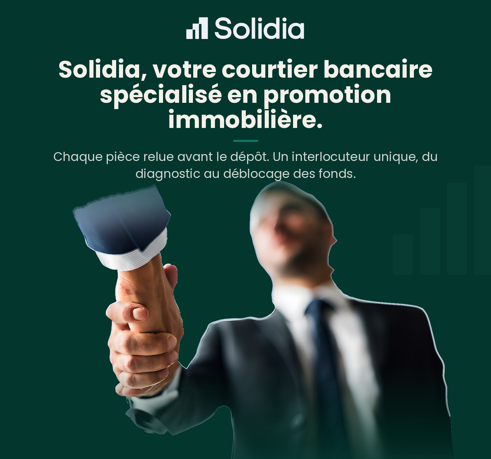 Solidia, votre courtier bancaire spécialisé en promotion immobilière. Deux personnes se serrent la main sur fond vert sapin Solidia.