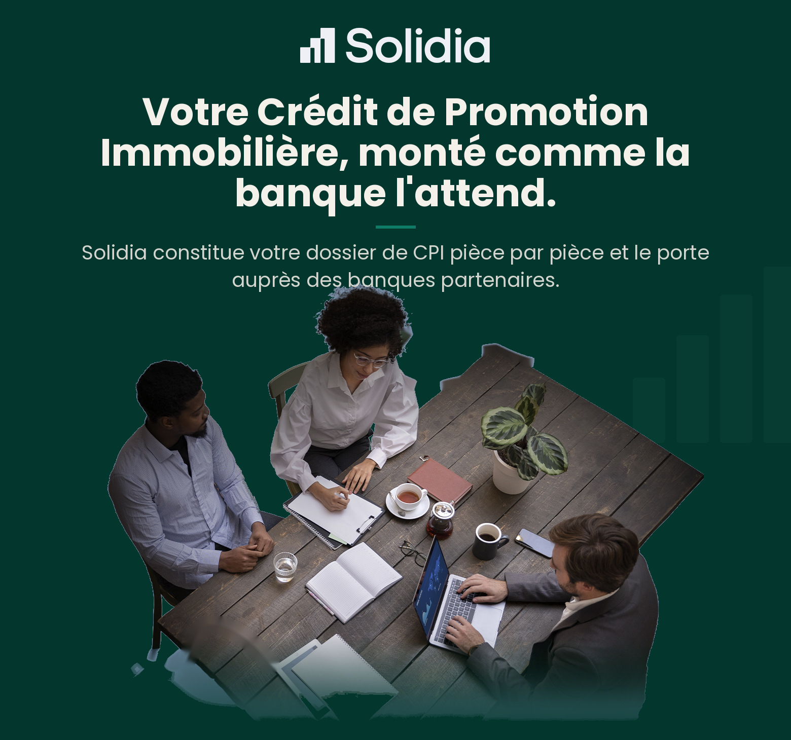 Votre Crédit de Promotion Immobilière, monté comme la banque l'attend. Une équipe travaille sur un dossier autour d'une table.